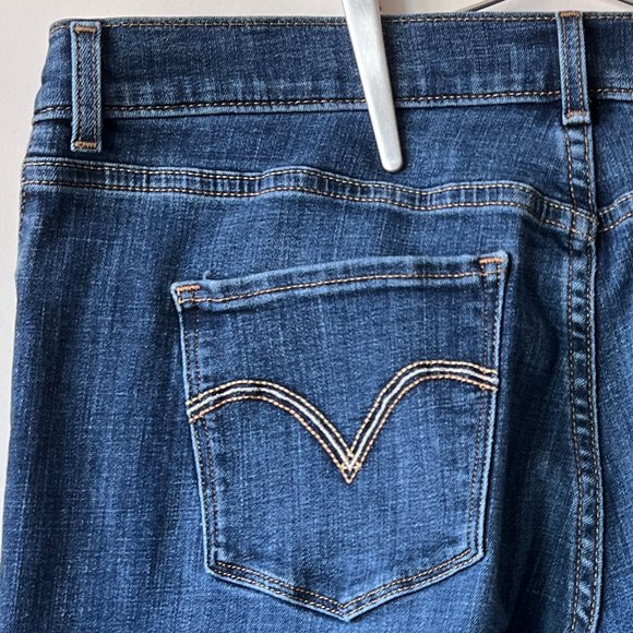 Gently Worn, but Lovingly Cared For, Women's Levi's Classic Bootcut Jeans - Picture 12 of 15